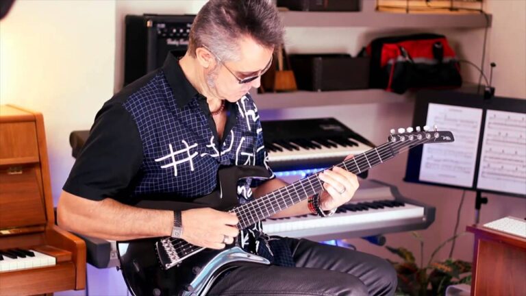Javier Aviles guitarist